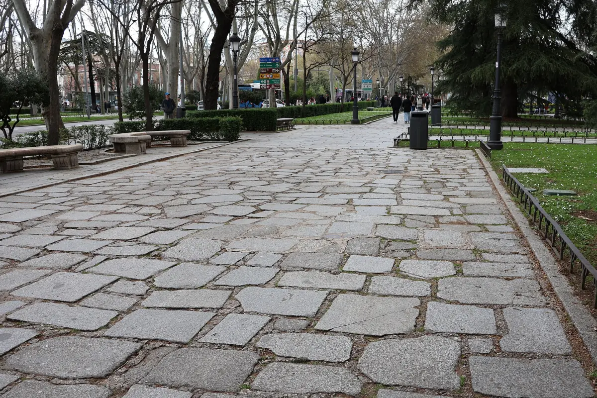 A walkway along the Paseo del Prado